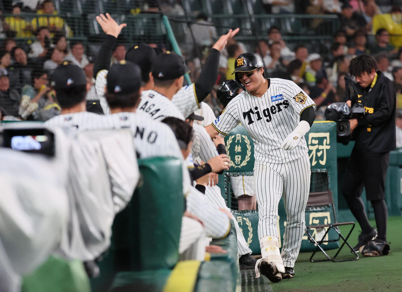 阪神対広島　5回裏阪神2死、前川右京は右翼へ本塁打を放つ（撮影・宮崎幸一）
