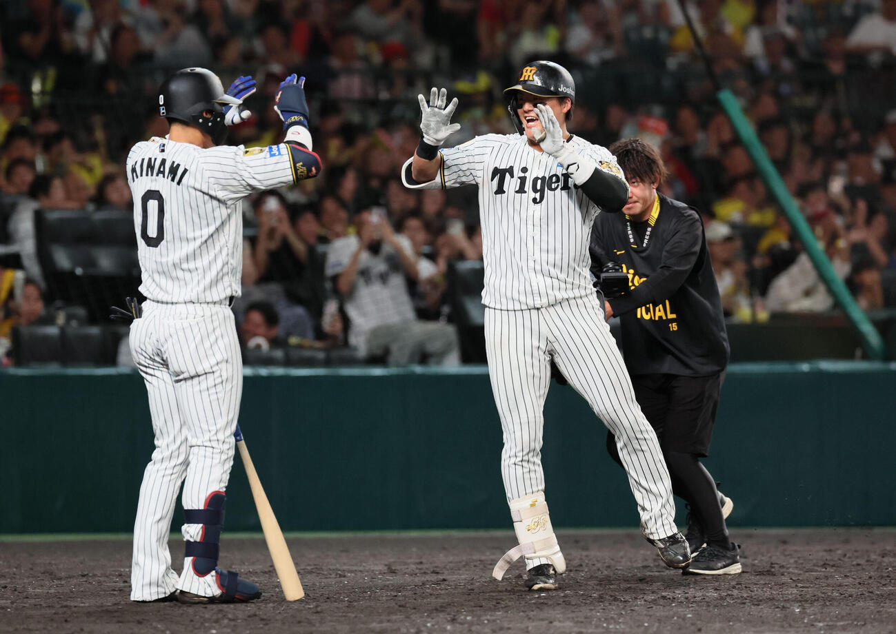 阪神対広島　5回裏阪神2死、前川右京は右翼へ本塁打を放つ（撮影・宮崎幸一）