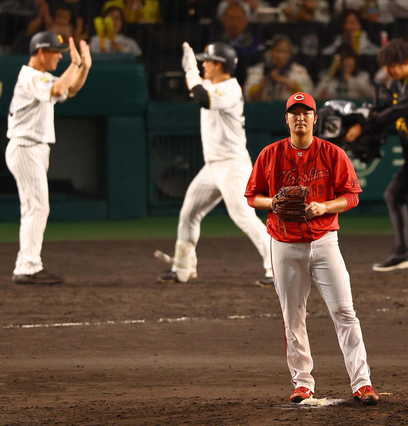 阪神対広島　5回裏阪神2死、床田寛樹（右）は前川右京にソロ本塁打を浴びる（撮影・上田博志）