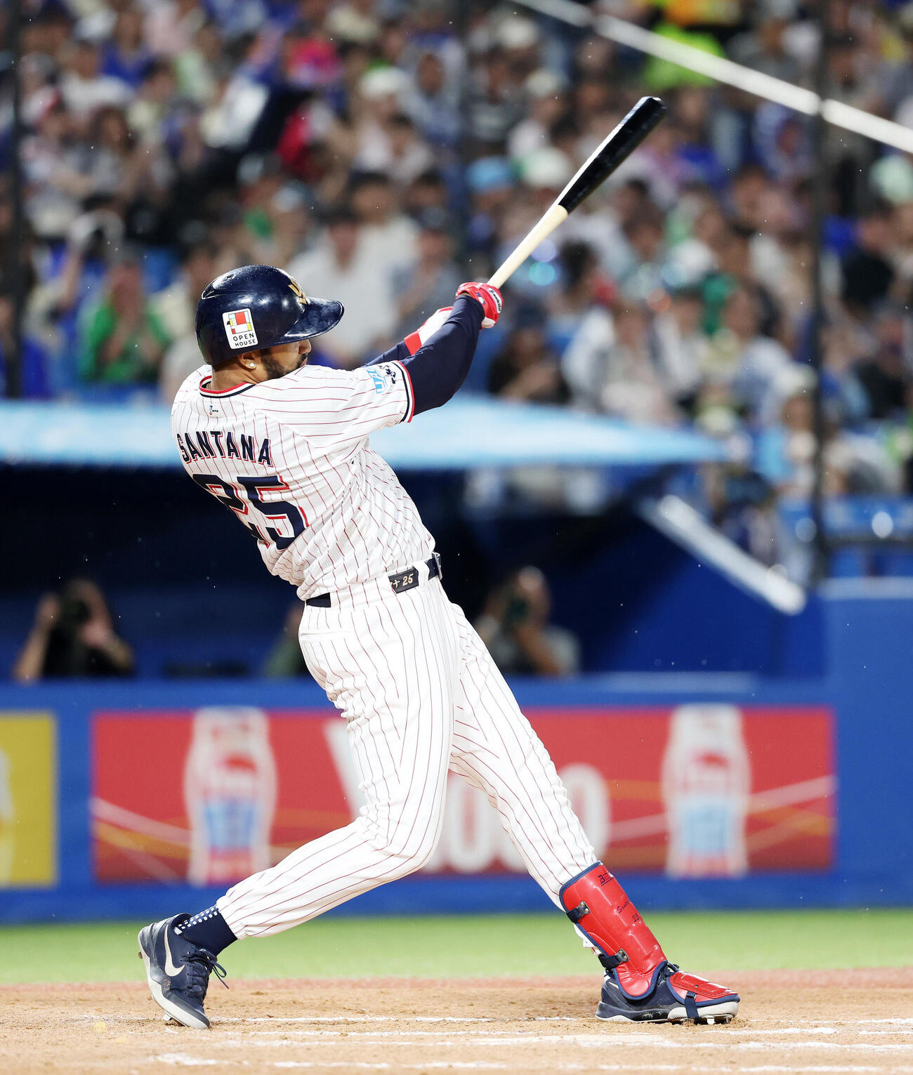 ヤクルト対DeNA 6回裏ヤクルト無死満塁、サンタナは満塁本塁打を放つ（撮影・鈴木正人）
