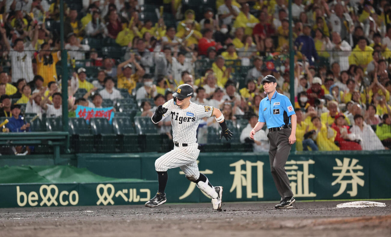 阪神対広島　5回裏阪神1死一、二塁、佐藤輝明は右前打を放ち、失策と悪送球の間に自らも生還。3点勝ち越しに成功する（撮影・宮崎幸一）