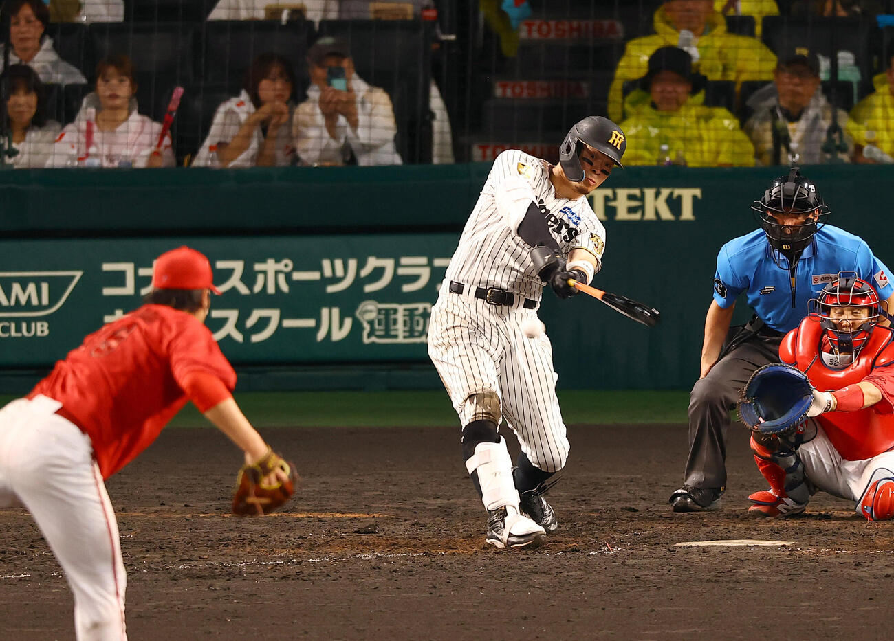 阪神対広島　5回裏阪神1死一、二塁、佐藤輝明は安打を放つ（撮影・上田博志）