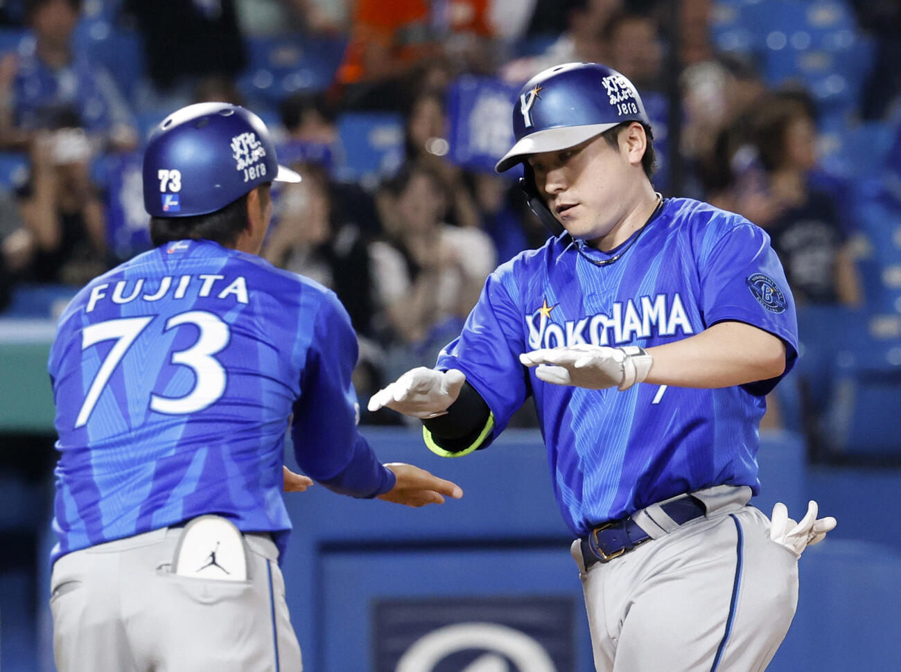 6回、本塁打を放ち、コーチに迎えられるDeNA・佐野＝神宮（共同）