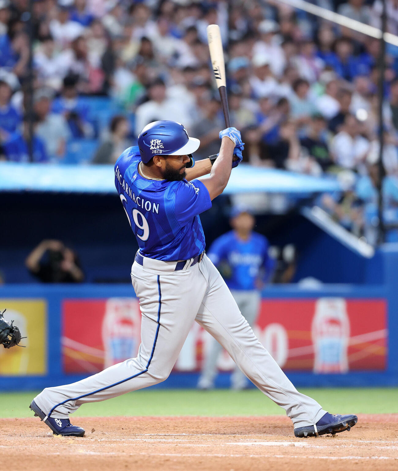 ヤクルト対DeNA 3回表DeNA2死一、二塁、エンカーナシオンは適時打を放つ（撮影・鈴木正人）