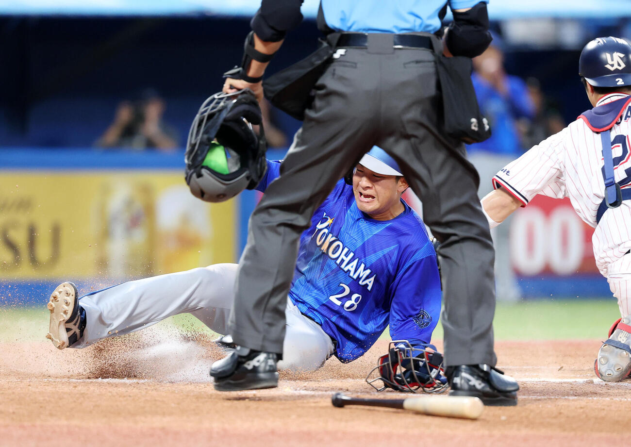 ヤクルト対DeNA 3回表DeNA2死一、二塁、エンカーナシオンの適時打で勝又温史が生還（撮影・鈴木正人）