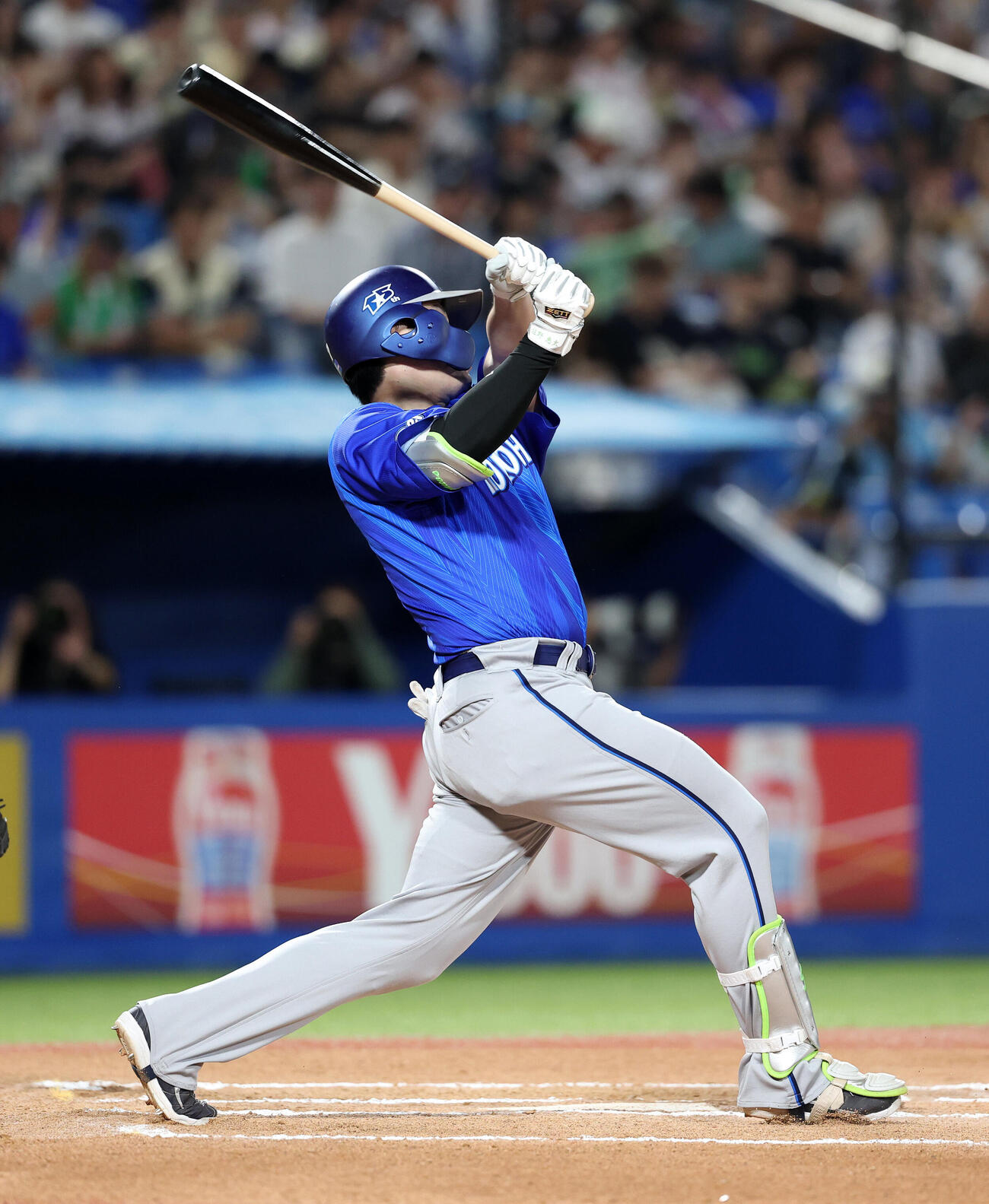 ヤクルト対DeNA 6回表DeNA無死、佐野恵太はソロ本塁打を放つ（撮影・鈴木正人）