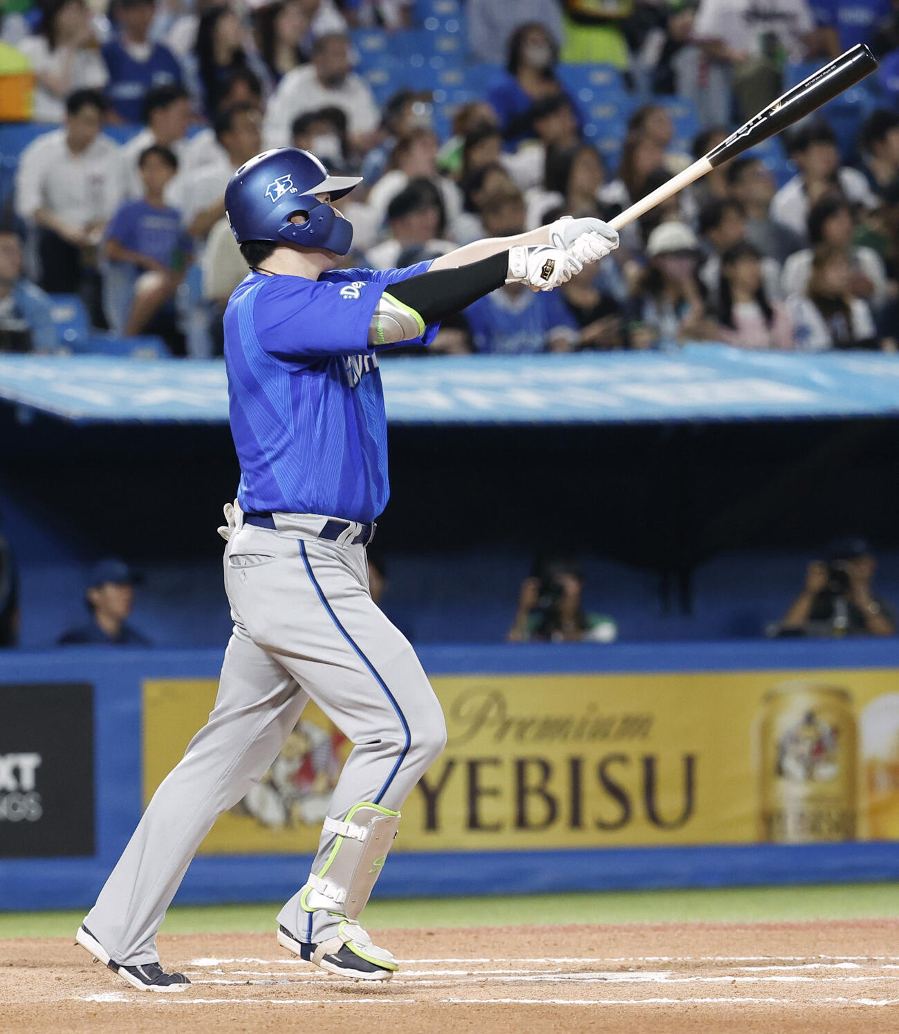 6回DeNA無死、佐野が左中間に本塁打を放つ＝神宮