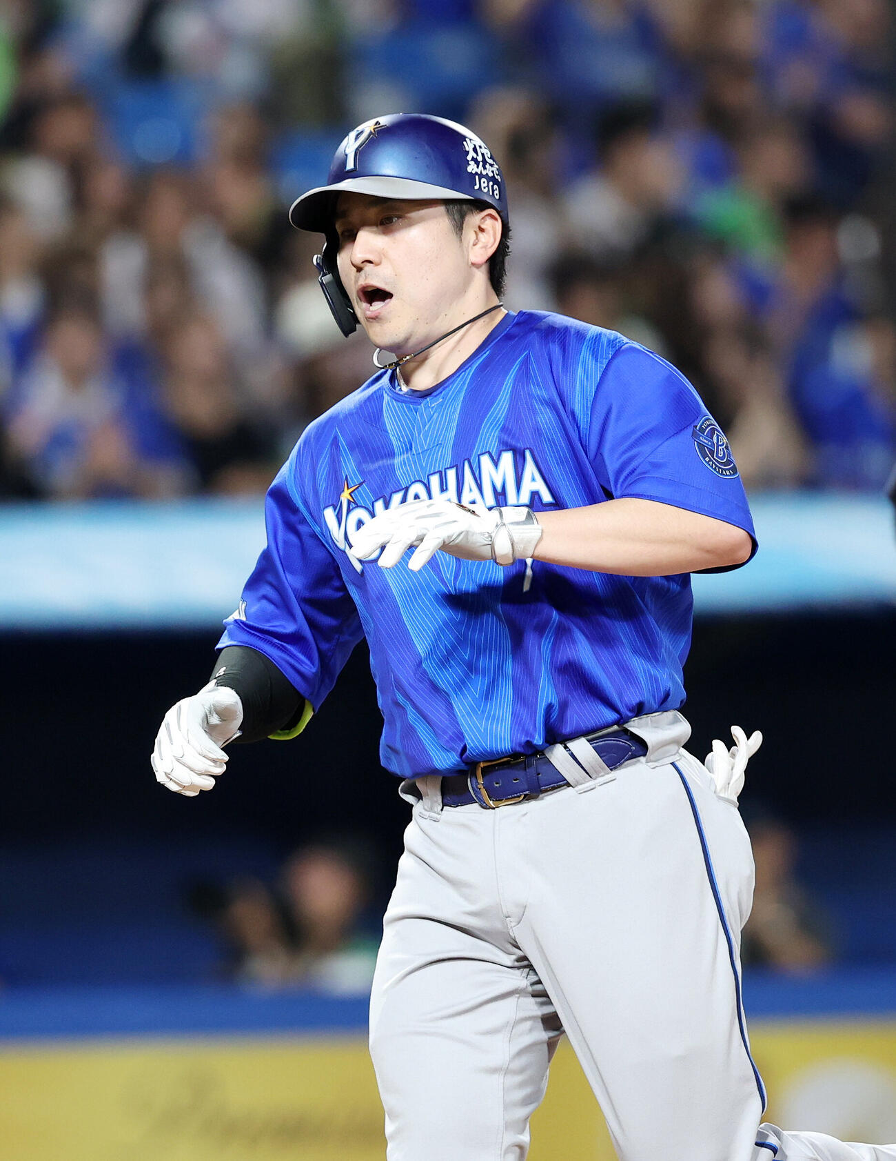 ヤクルト対DeNA 6回表DeNA無死、佐野恵太はソロ本塁打を放つ（撮影・鈴木正人）
