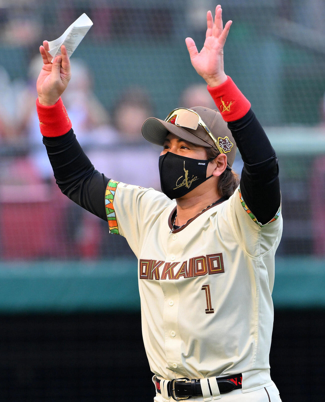 楽天対日本ハム　試合前にメンバー表の交換を終えた日本ハム新庄剛志監督はファンに手を振る（撮影・滝沢徹郎）