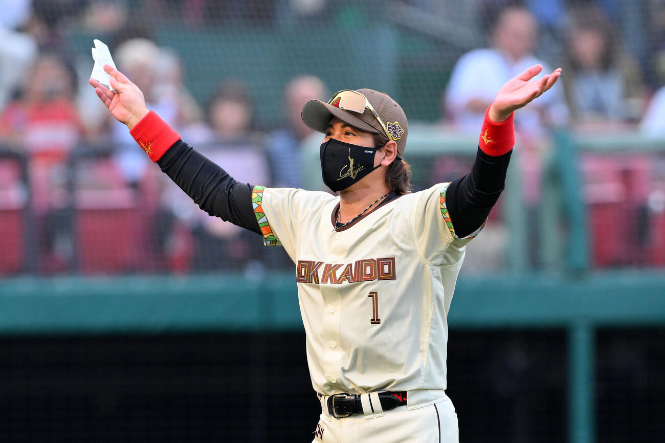 楽天対日本ハム　試合前にメンバー表の交換を終えた日本ハム新庄剛志監督はファンに手を振る（撮影・滝沢徹郎）