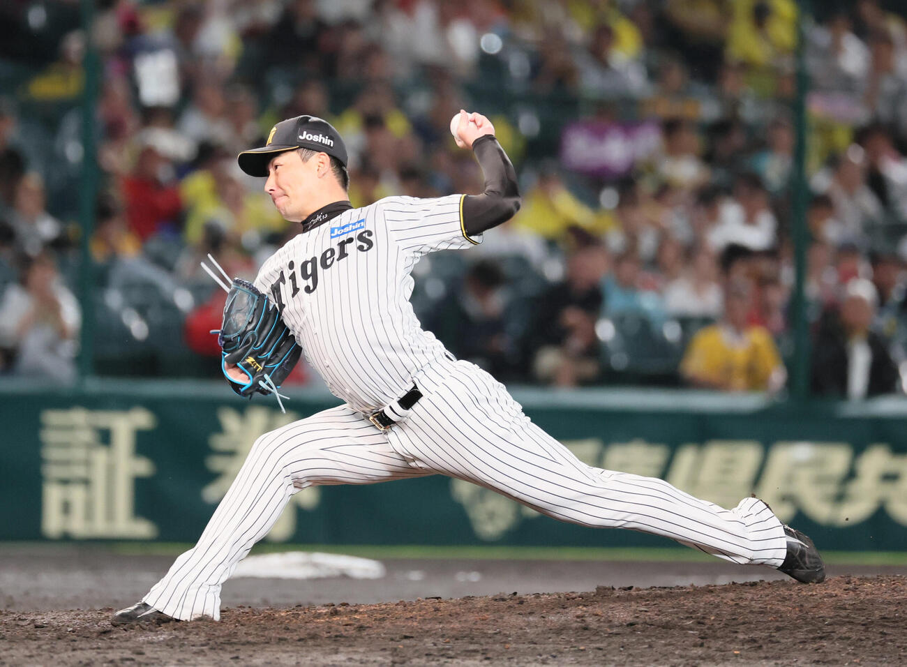 阪神対広島　阪神3番手の岩崎優（撮影・宮崎幸一）
