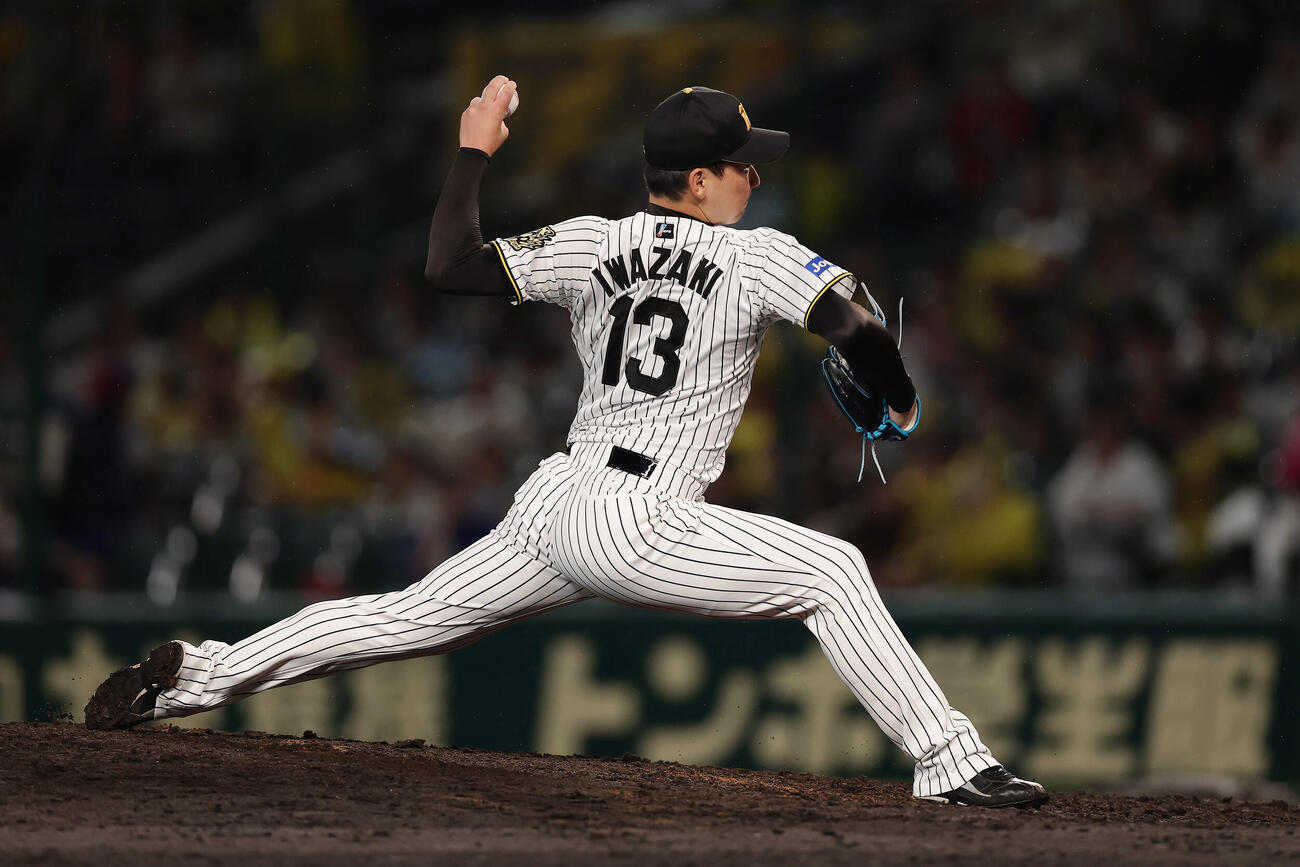 阪神対広島　阪神3番手の岩崎優（撮影・前田充）