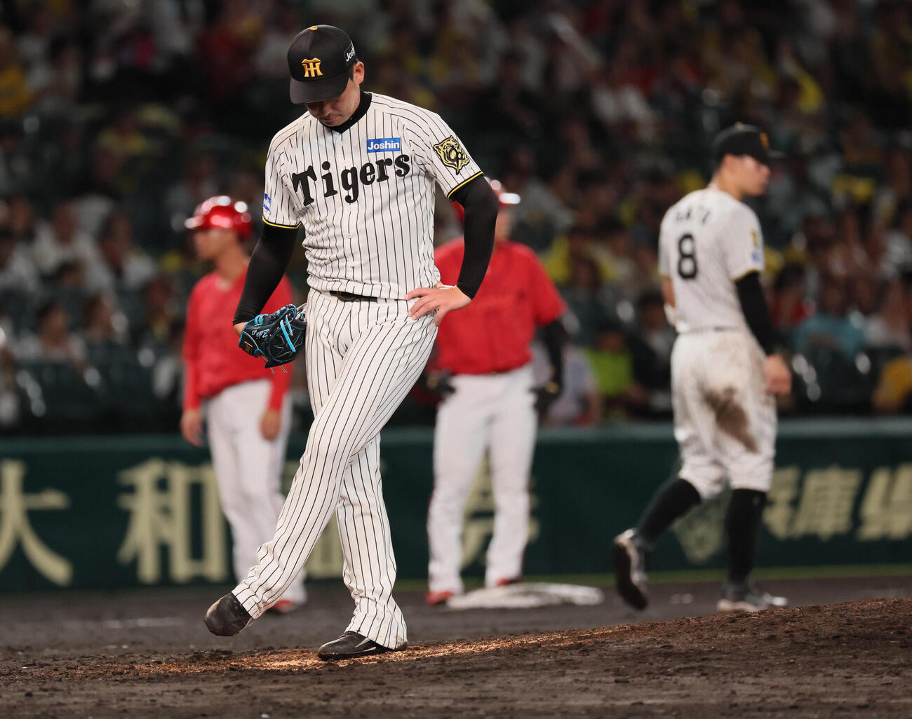 阪神対広島　8回表広島、1点を失った阪神岩崎優（撮影・宮崎幸一）