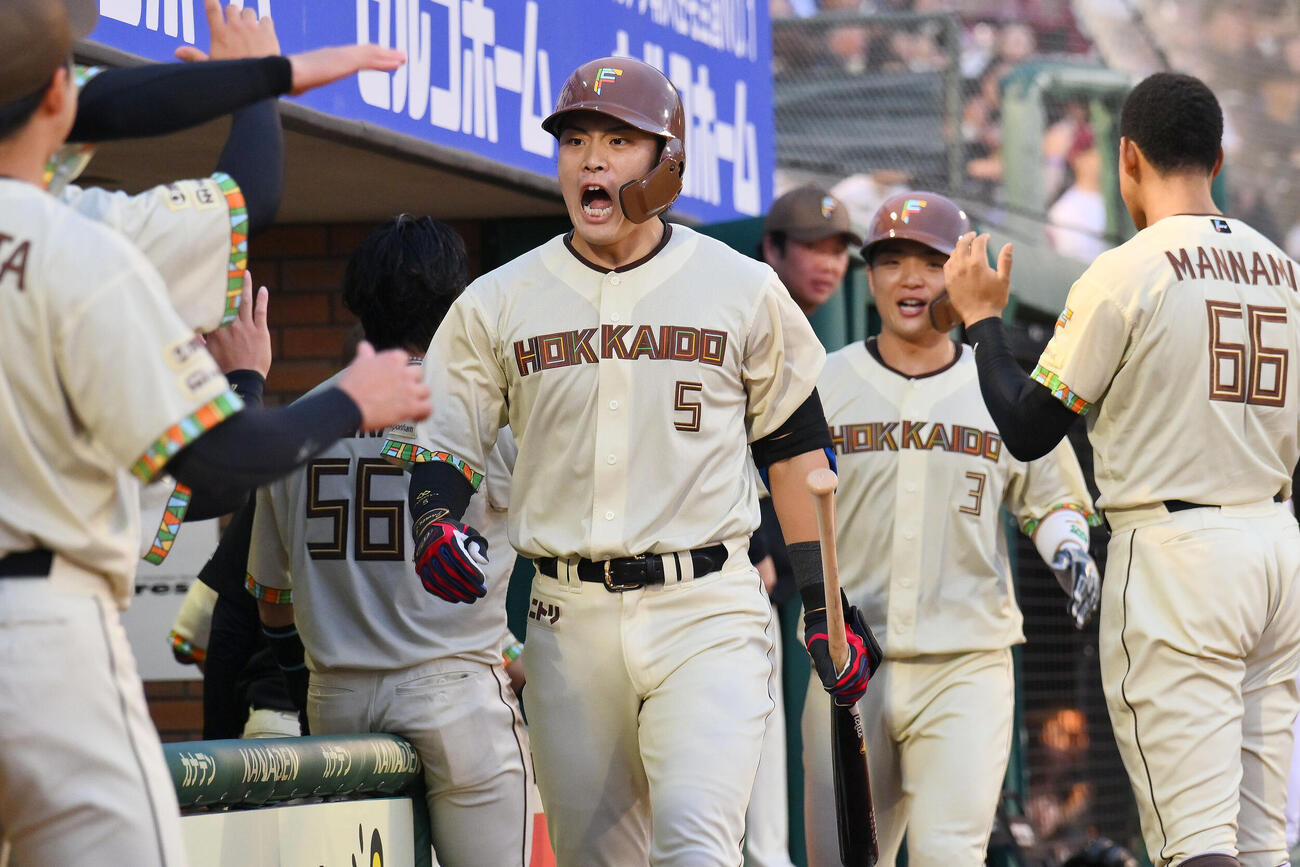 楽天対日本ハム　4回表日本ハム1死二塁、2点本塁打を放ち生還した野村佑希は、チームメートとタッチをかわす（撮影・滝沢徹郎）