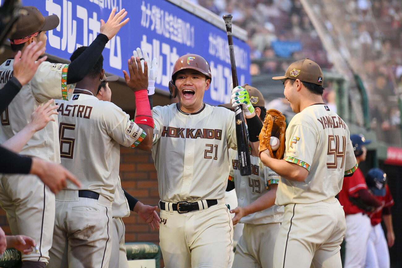 楽天対日本ハム　4回表日本ハム1死、本塁打を放ち生還した清宮幸太郎は、チームメートとタッチをかわす（撮影・滝沢徹郎）