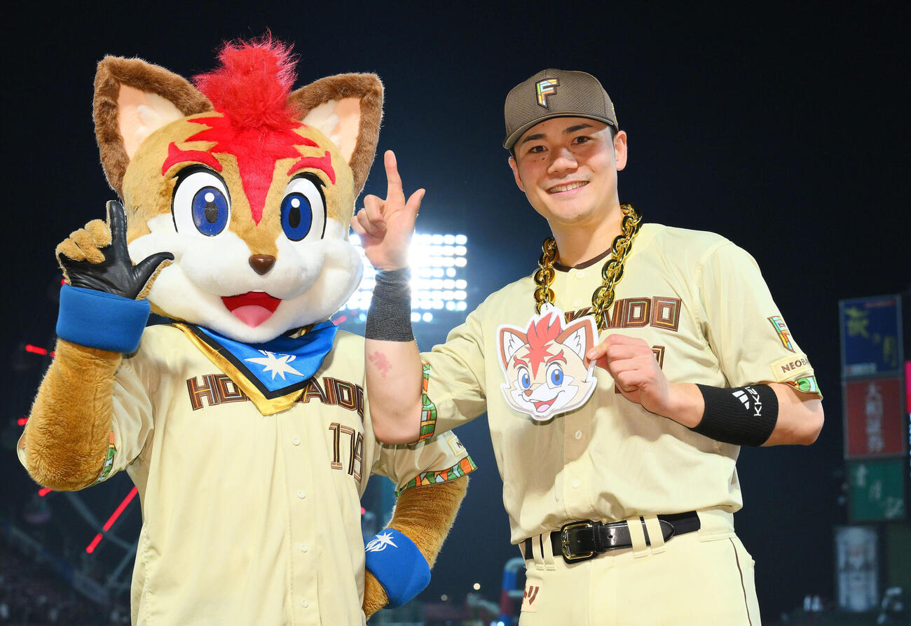 楽天対日本ハム　ヒーローインタビューを終え記念撮影する日本ハム清宮幸太郎（撮影・滝沢徹郎）