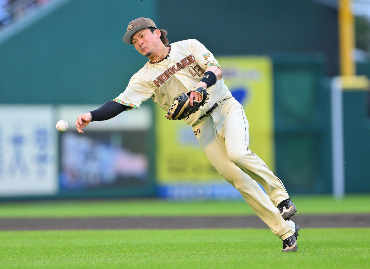 楽天対日本ハム　1回裏楽天1死、遊撃手水野達稀は黒川史陽の打球を一塁に送球するも内野安打となる（撮影・滝沢徹郎）