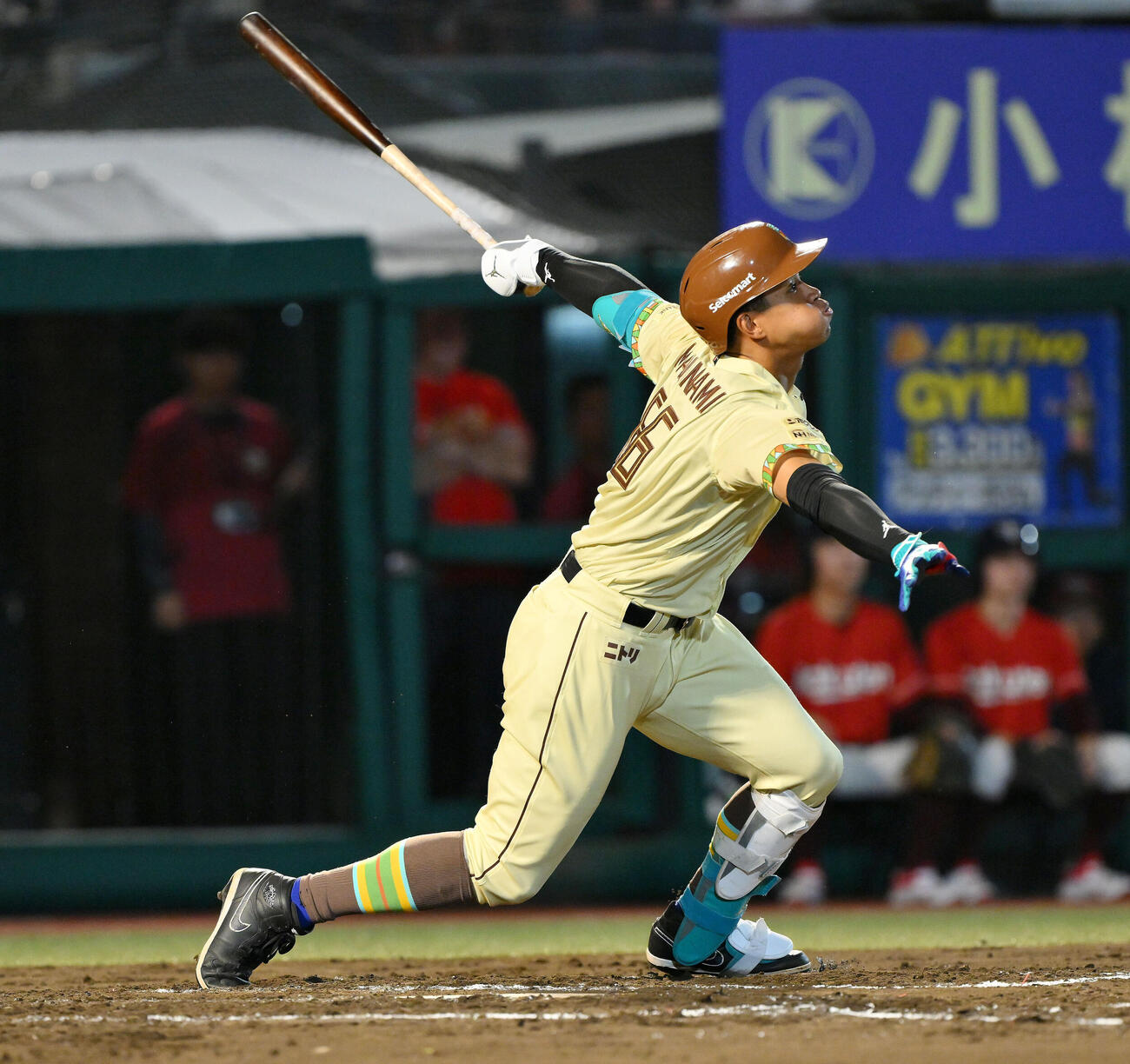 楽天対日本ハム　7回表日本ハム1死一、三塁、万波中正は犠飛を放つ（撮影・滝沢徹郎）