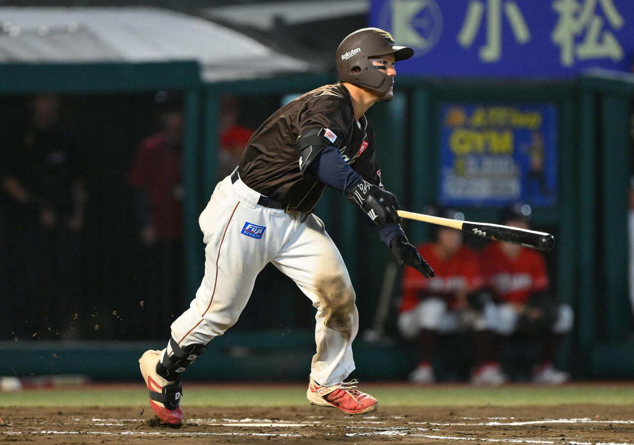 楽天対日本ハム　6回裏楽天1死一塁、YG安田は右前打を放つ（撮影・滝沢徹郎）