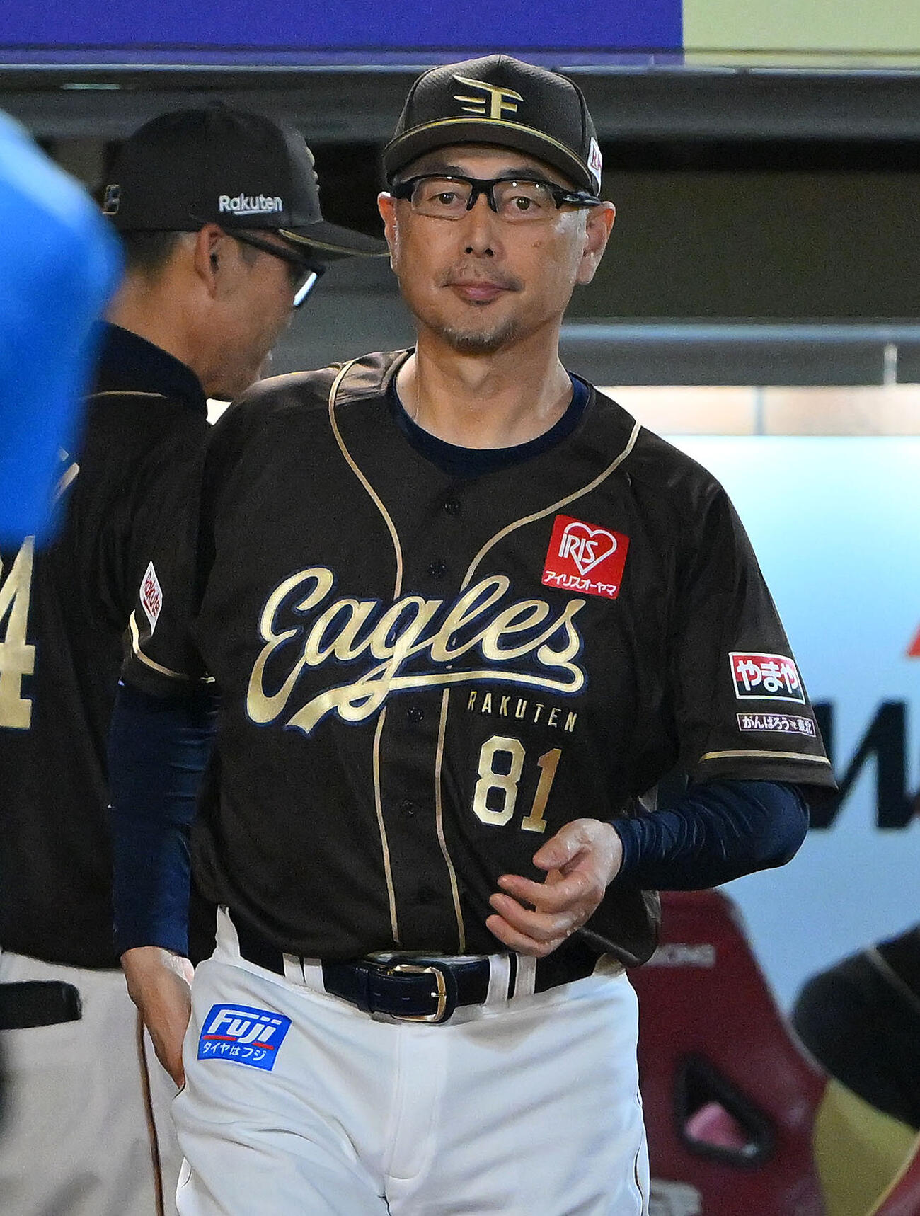 楽天対日本ハム　交代を伝える楽天吉井理人監督（撮影・滝沢徹郎）