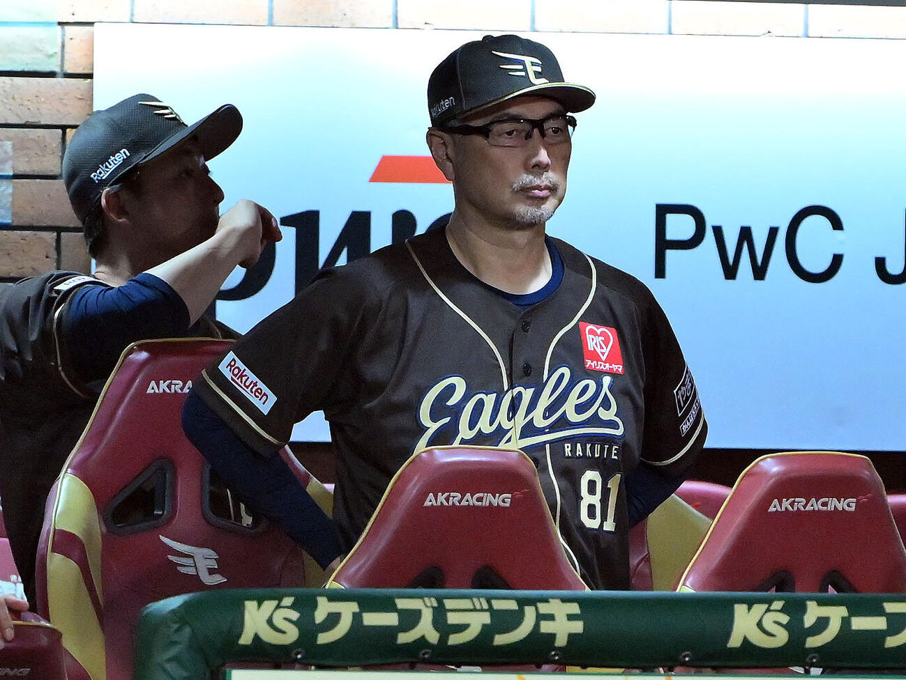 楽天対日本ハム　ベンチで厳しい表情の楽天吉井理人監督（撮影・滝沢徹郎）
