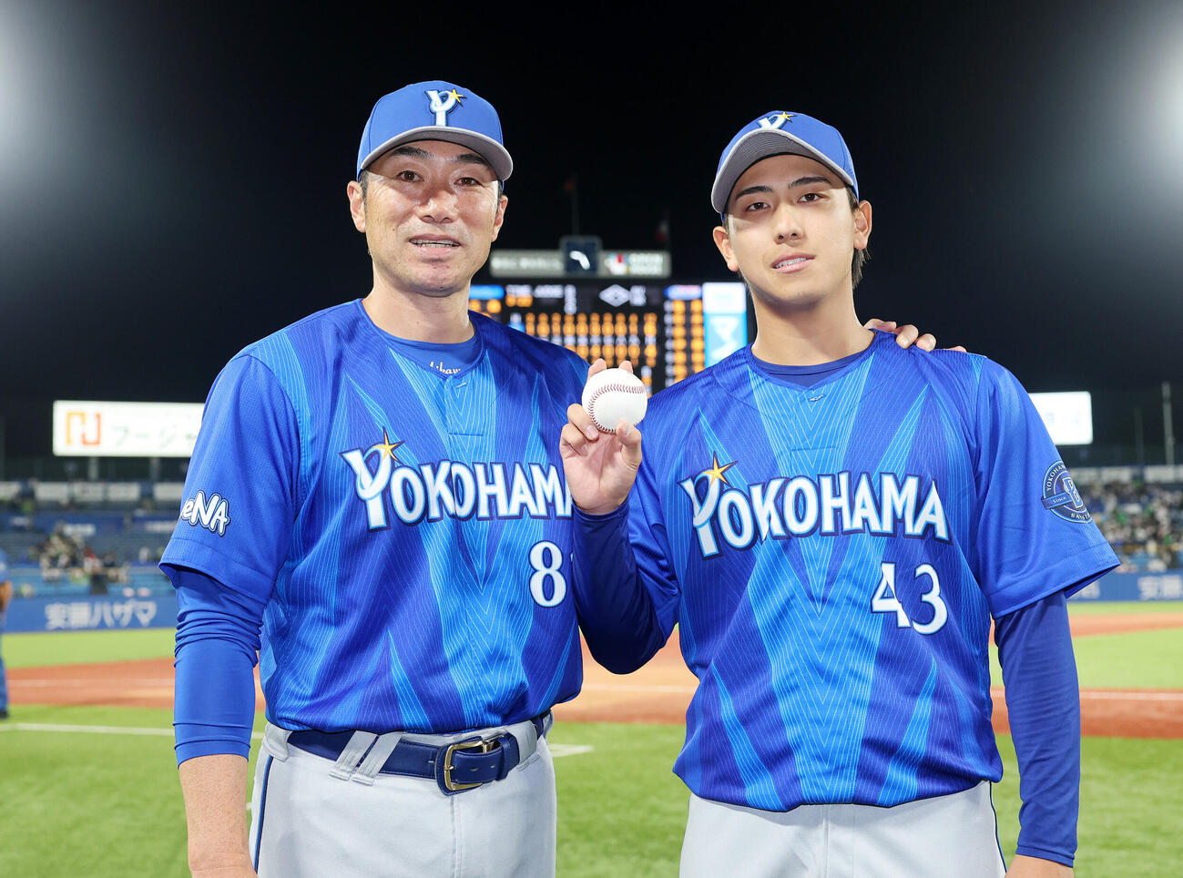 ヤクルト対DeNA　プロ初勝利のDeNA深沢鳳介（右）は相川亮二監督と記念撮影（撮影・鈴木正人）