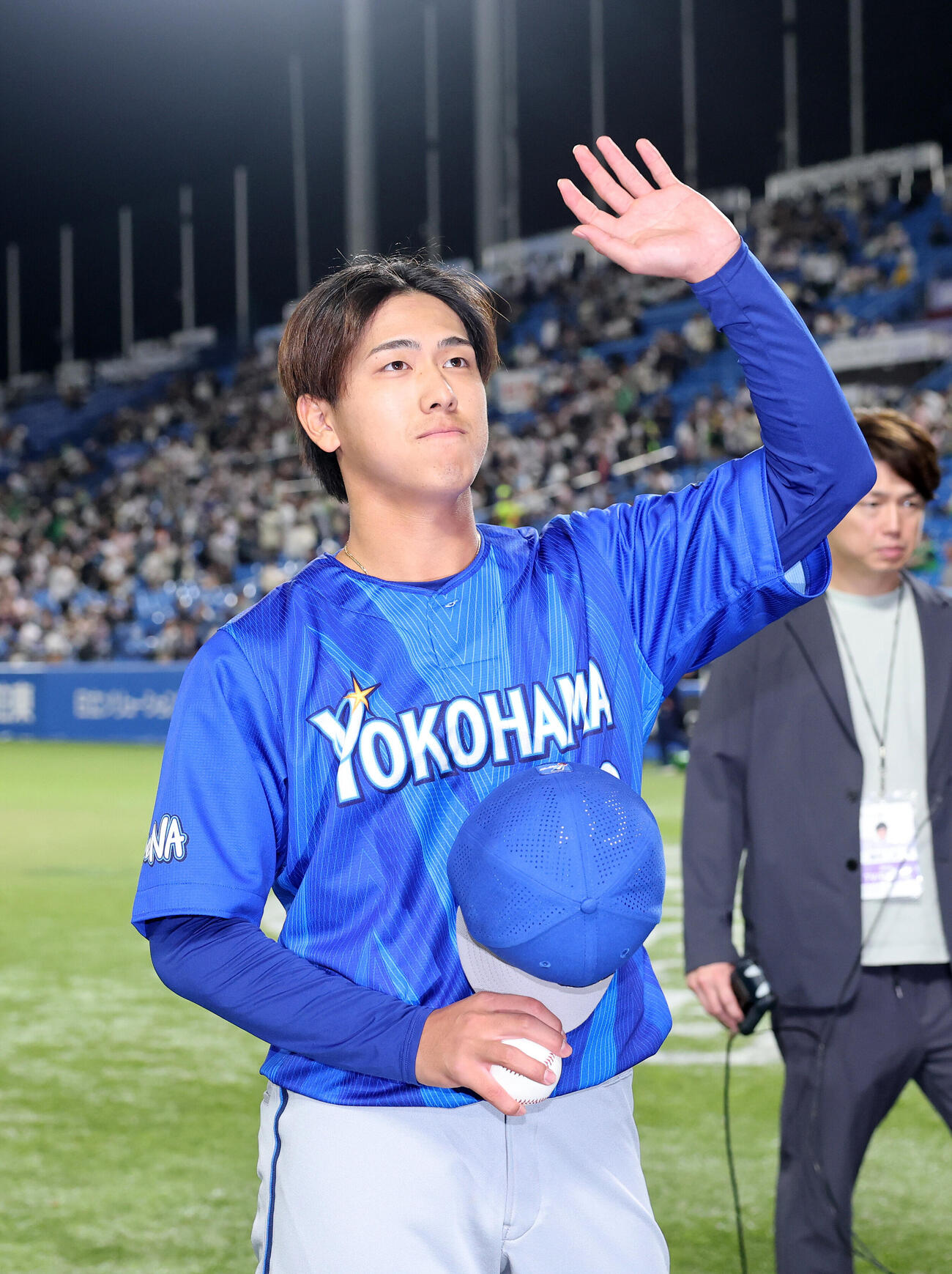 ヤクルト対DeNA　初勝利しファンに手を振るDeNA深沢鳳介（撮影・鈴木正人）