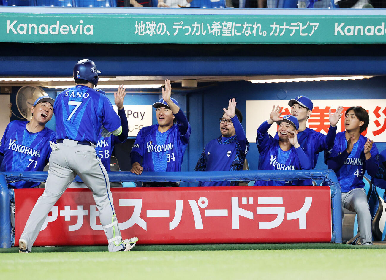 ヤクルト対DeNA 6回表DeNA無死、佐野恵太（左）のソロ本塁打を迎える選手たち（撮影・鈴木正人）