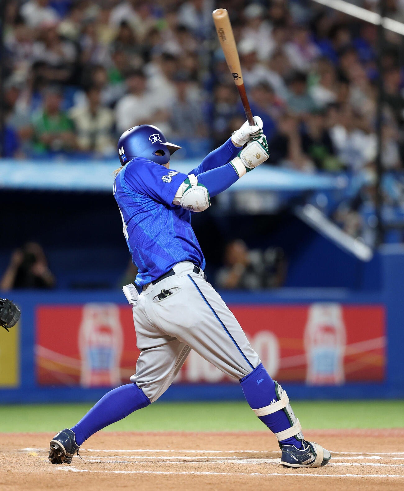 ヤクルト対DeNA 6回表DeNA2死一、二塁、石上泰輝は適時二塁打を放つ（撮影・鈴木正人）