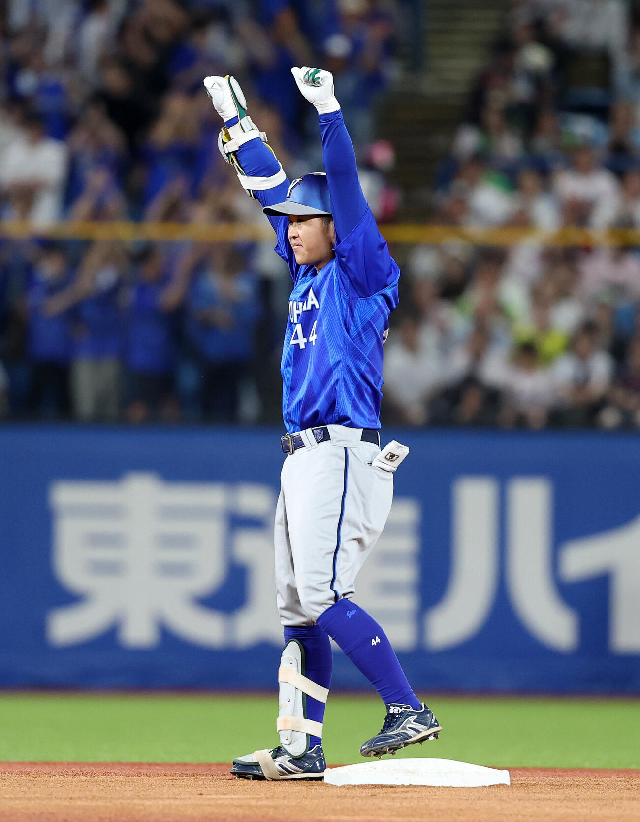 ヤクルト対DeNA 6回表DeNA2死一、二塁、石上泰輝は適時二塁打を放ちガッツポーズ（撮影・鈴木正人）