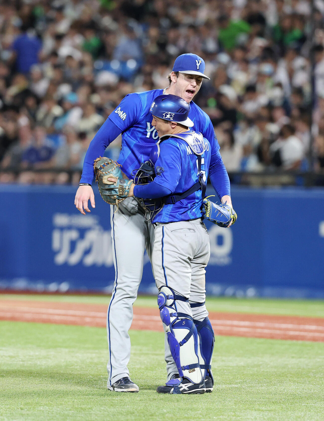 ヤクルト対DeNA　勝利し喜ぶDeNAレイノルズ（左）と松尾汐恩（撮影・鈴木正人）