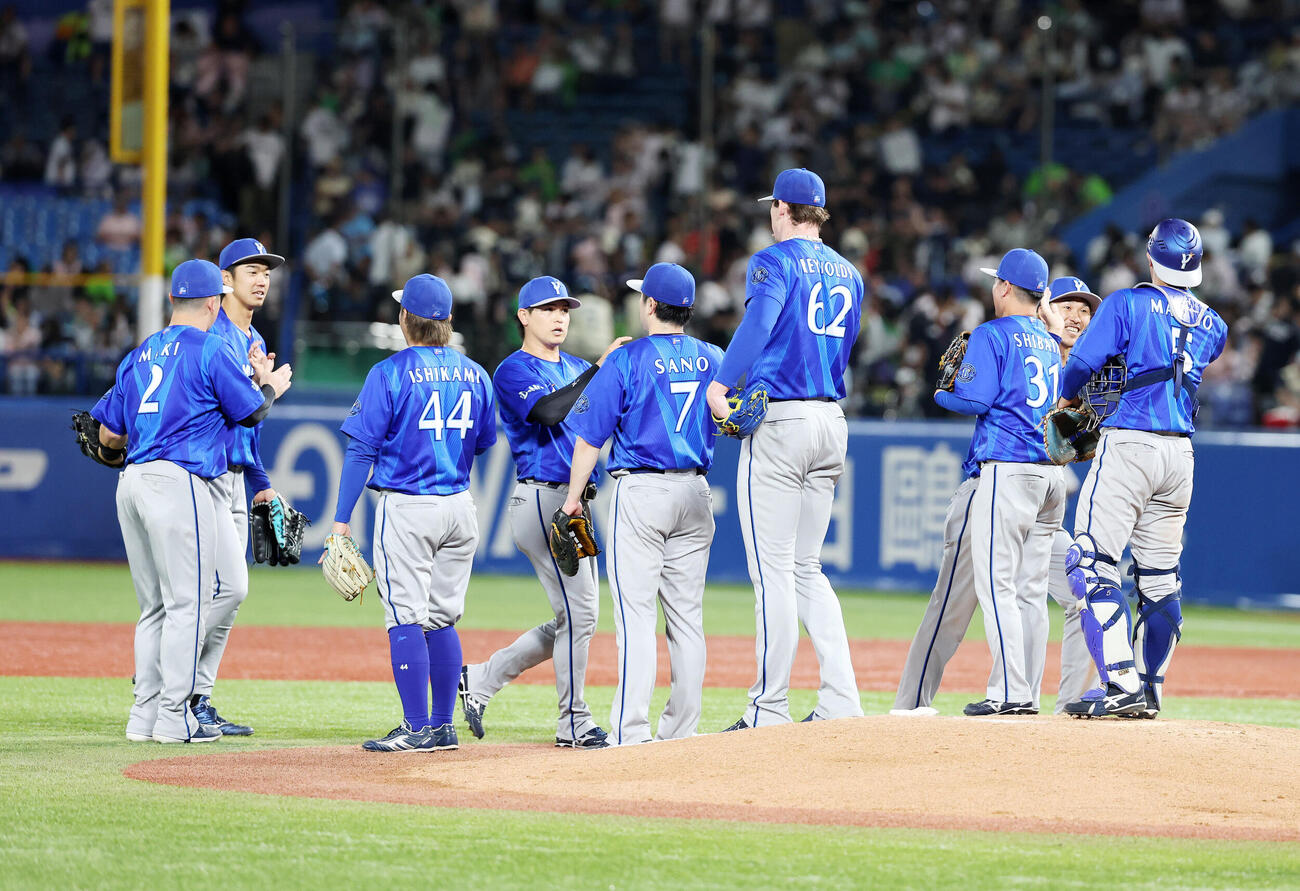 ヤクルト対DeNA　勝利しマウンドに集まるDeNAの選手たち（撮影・鈴木正人）