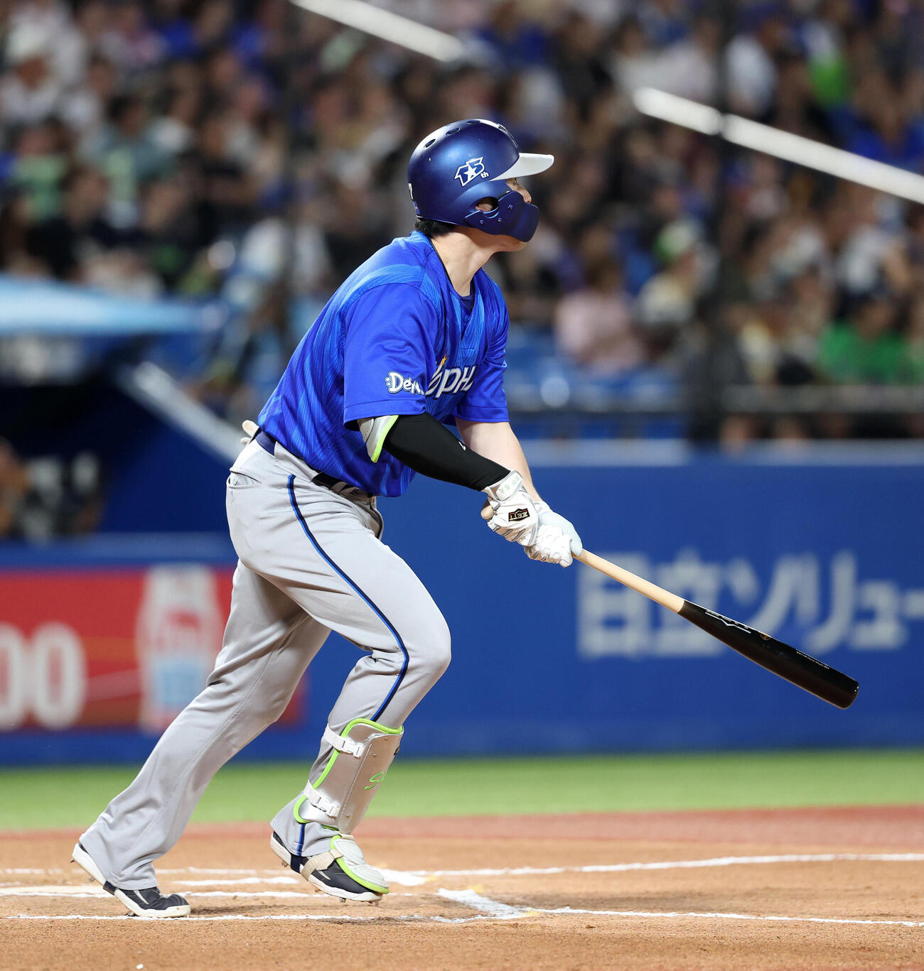 ヤクルト対DeNA 6回表DeNA無死、佐野恵太はソロ本塁打を放つ（撮影・鈴木正人）