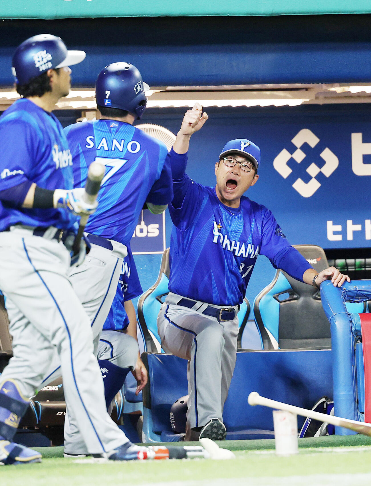 ヤクルト対DeNA 6回表DeNA無死、佐野恵太（左から2人目）のソロ本塁打を迎える相川亮二監督（撮影・鈴木正人）