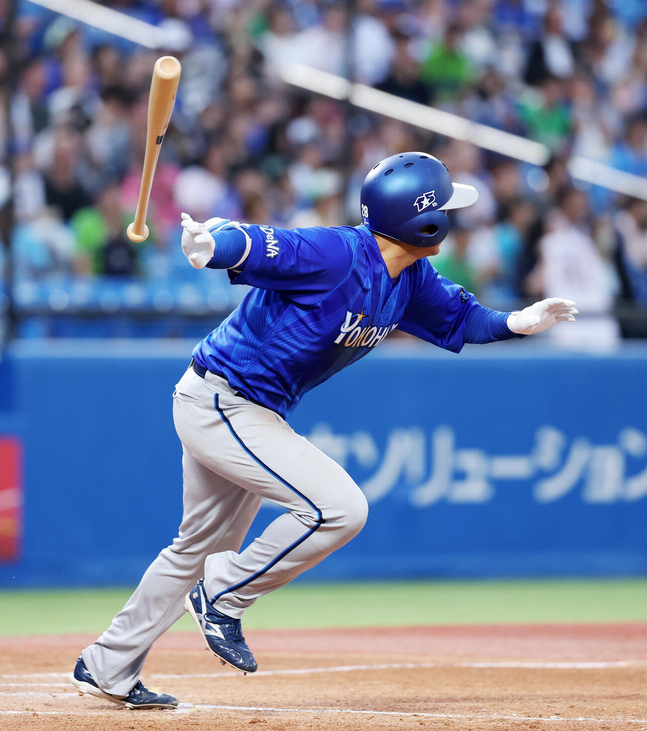 ヤクルト対DeNA 3回表DeNA1死、勝又温史は二塁打を放つ（撮影・鈴木正人）