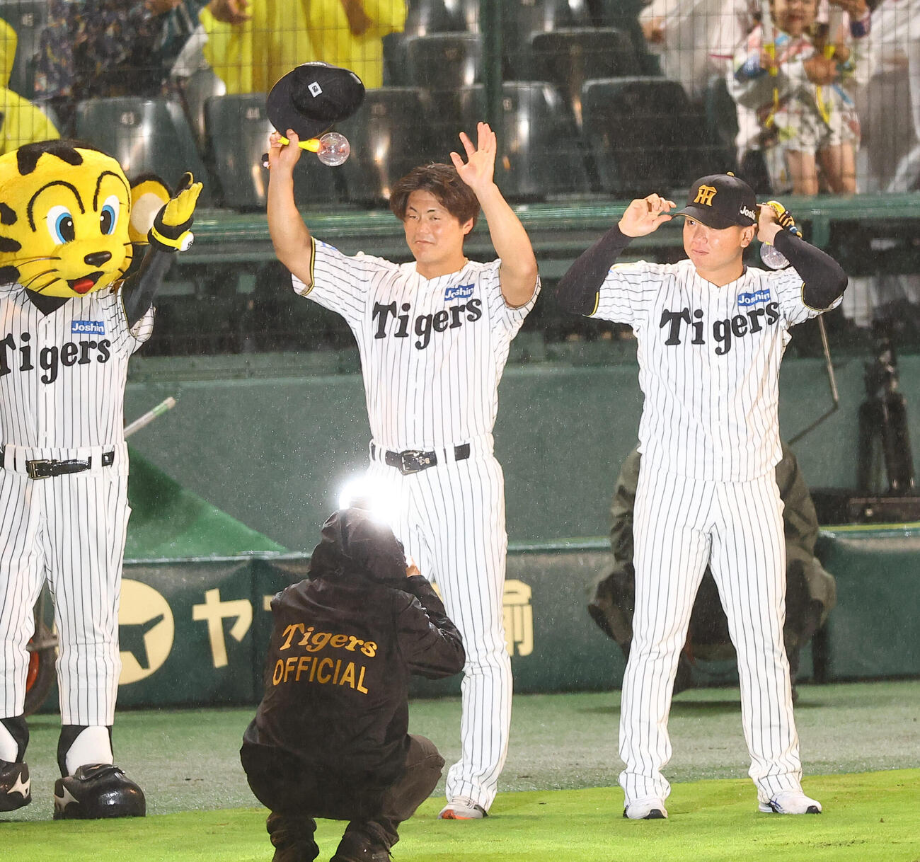 阪神対広島　ヒーローインタビューを終えた前川右京（左）と村上頌樹はファンの歓声に応える（撮影・上田博志）