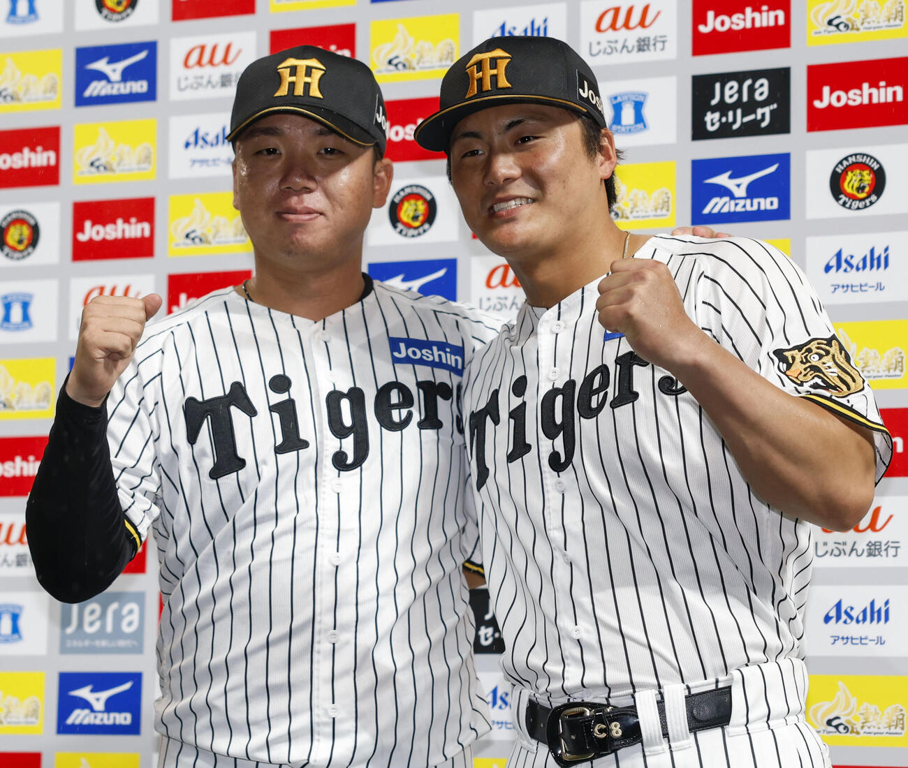 広島に勝利し、ポーズをとる阪神の村上（左）と前川＝甲子園（共同）