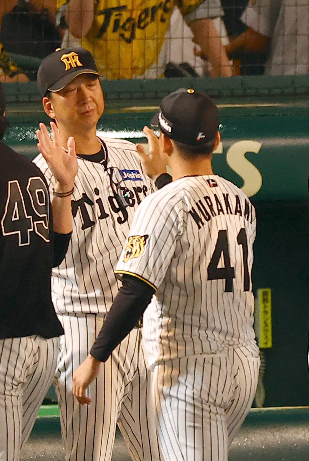 阪神対広島　7勝目を上げた村上頌樹（右）とハイタッチする藤川球児監督（撮影・上田博志）