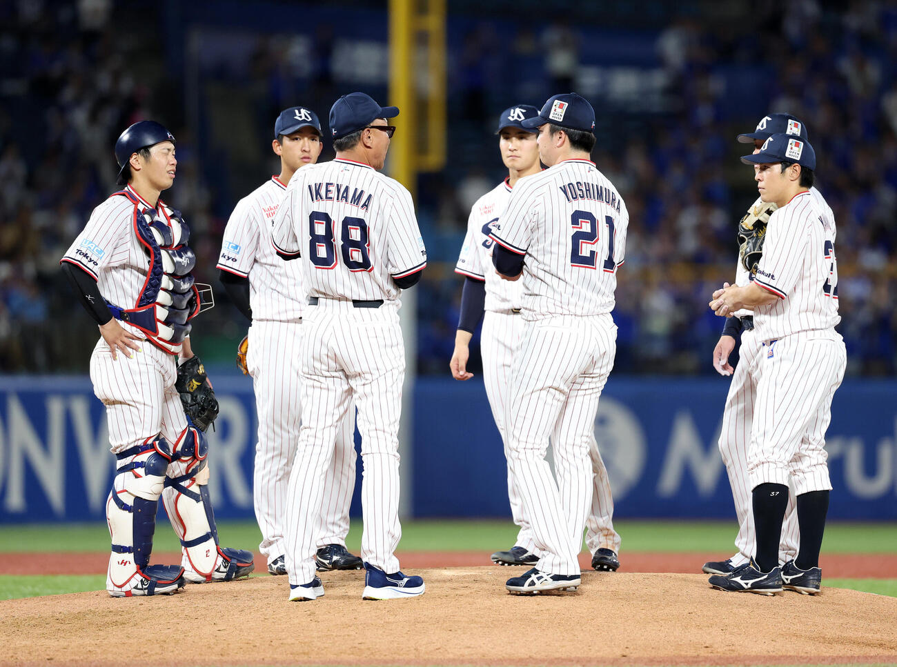 ヤクルト対DeNA　6回表、ヤクルト吉村貢司郎（中央右）に話かける池山隆寛監督（撮影・鈴木正人）