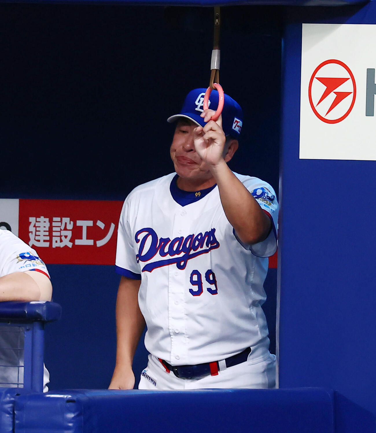 中日対巨人　2回裏、ベンチのつり革に手をかける中日井上一樹監督（撮影・加藤哉）