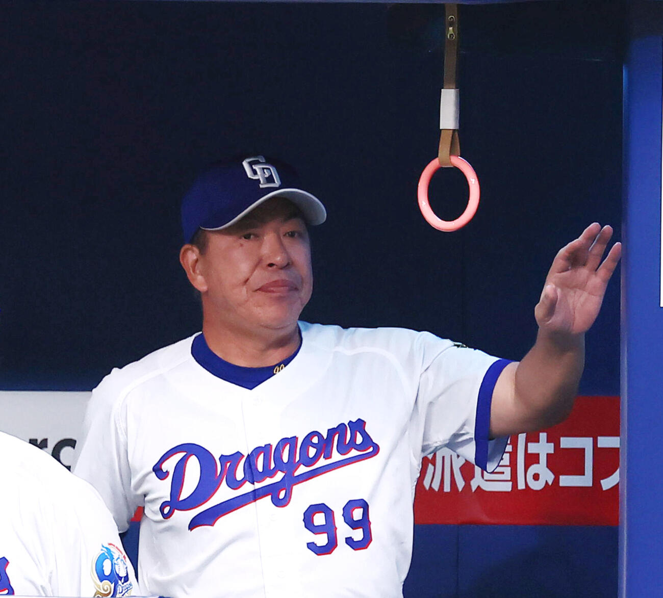 中日井上監督とつり革（2026年撮影）