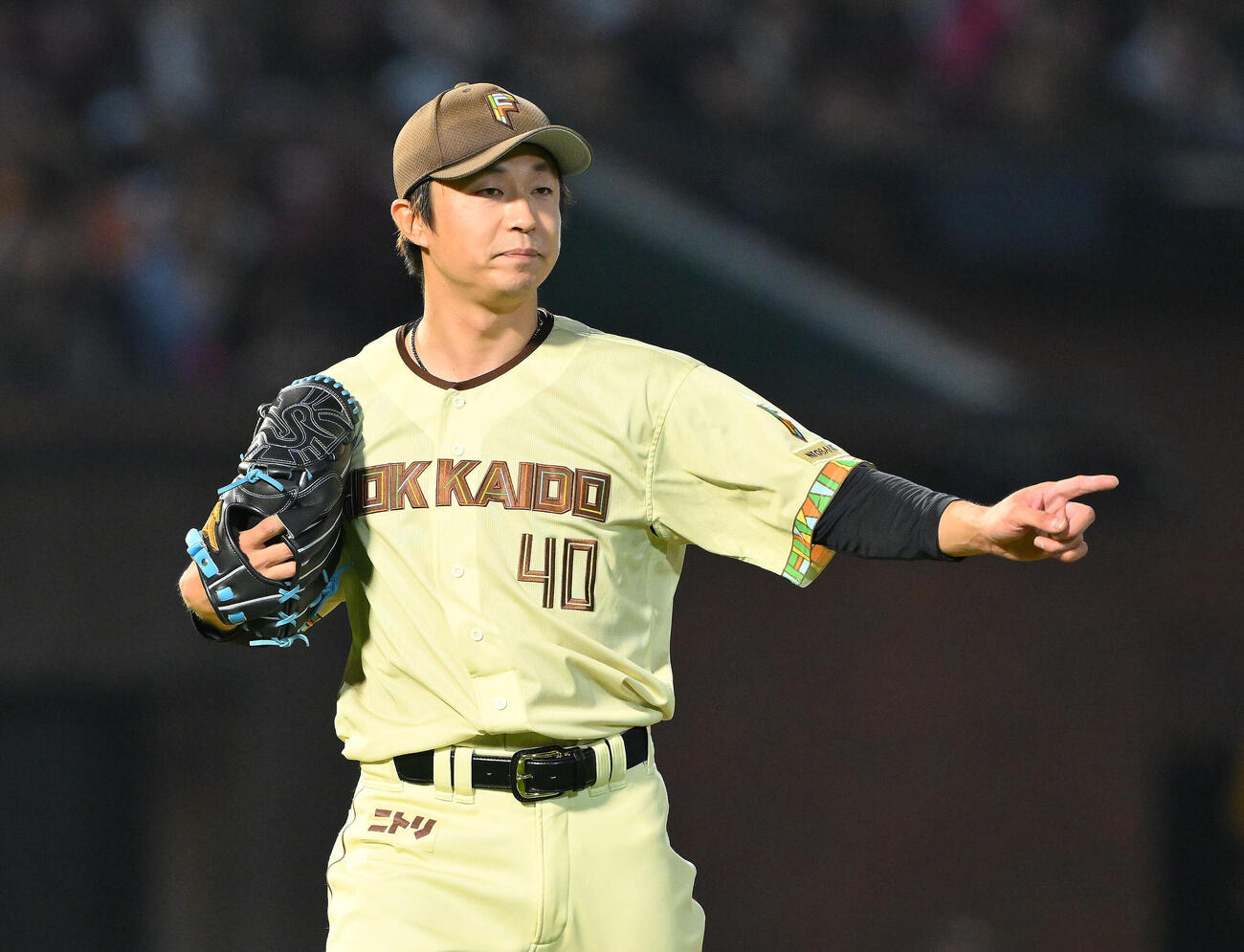 楽天対日本ハム　7回裏を三者凡退に抑え引き揚げる日本ハム4番手の島本浩也（撮影・滝沢徹郎）