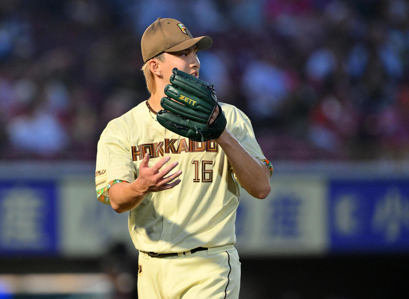 楽天対日本ハム　5回裏楽天2死三塁、村林一輝を遊ゴロに仕留めグラブをたたく達孝太（撮影・滝沢徹郎）