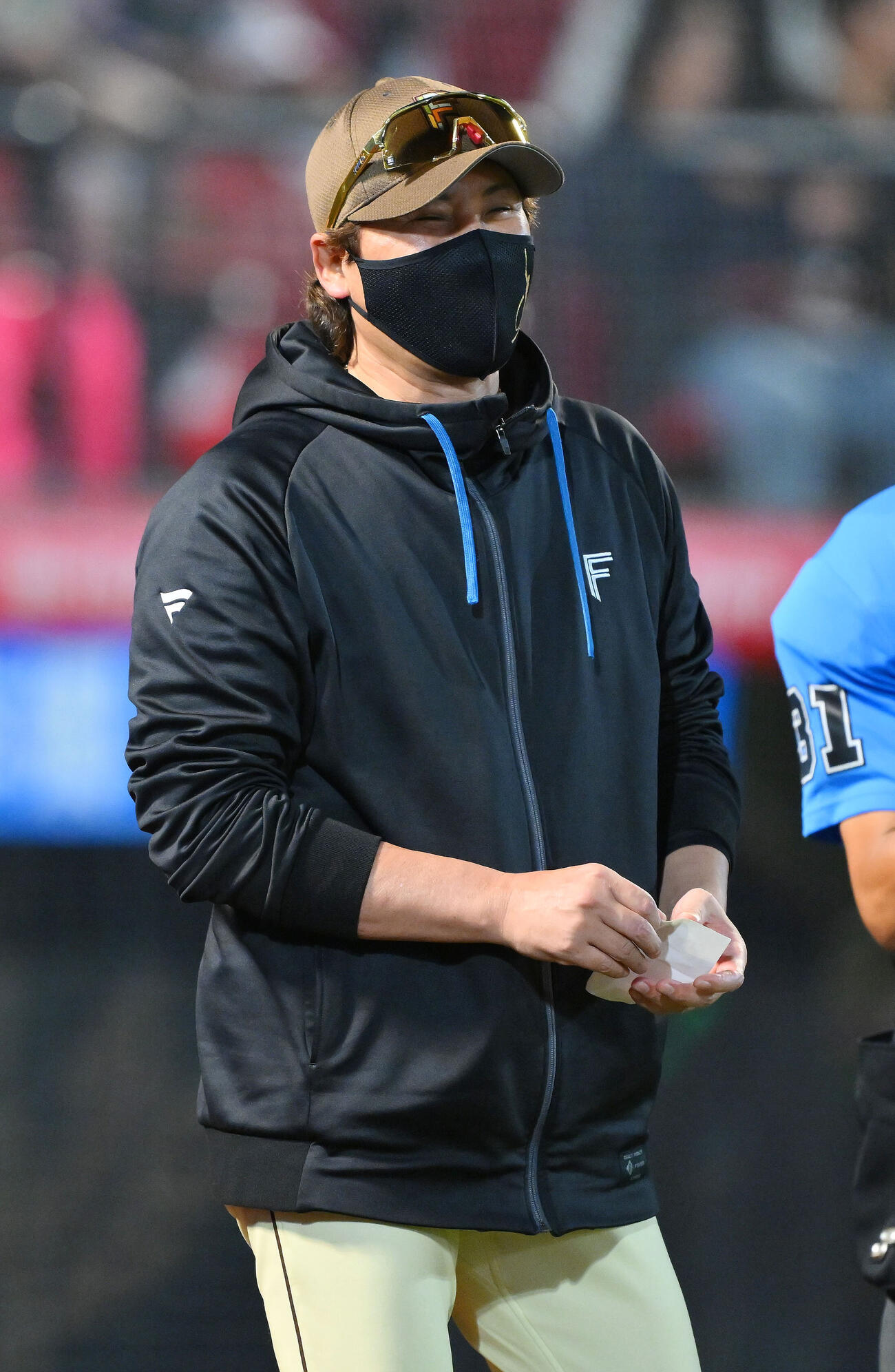 楽天対日本ハム　交代を告げ笑顔で引き揚げる日本ハム新庄剛志監督（撮影・滝沢徹郎）