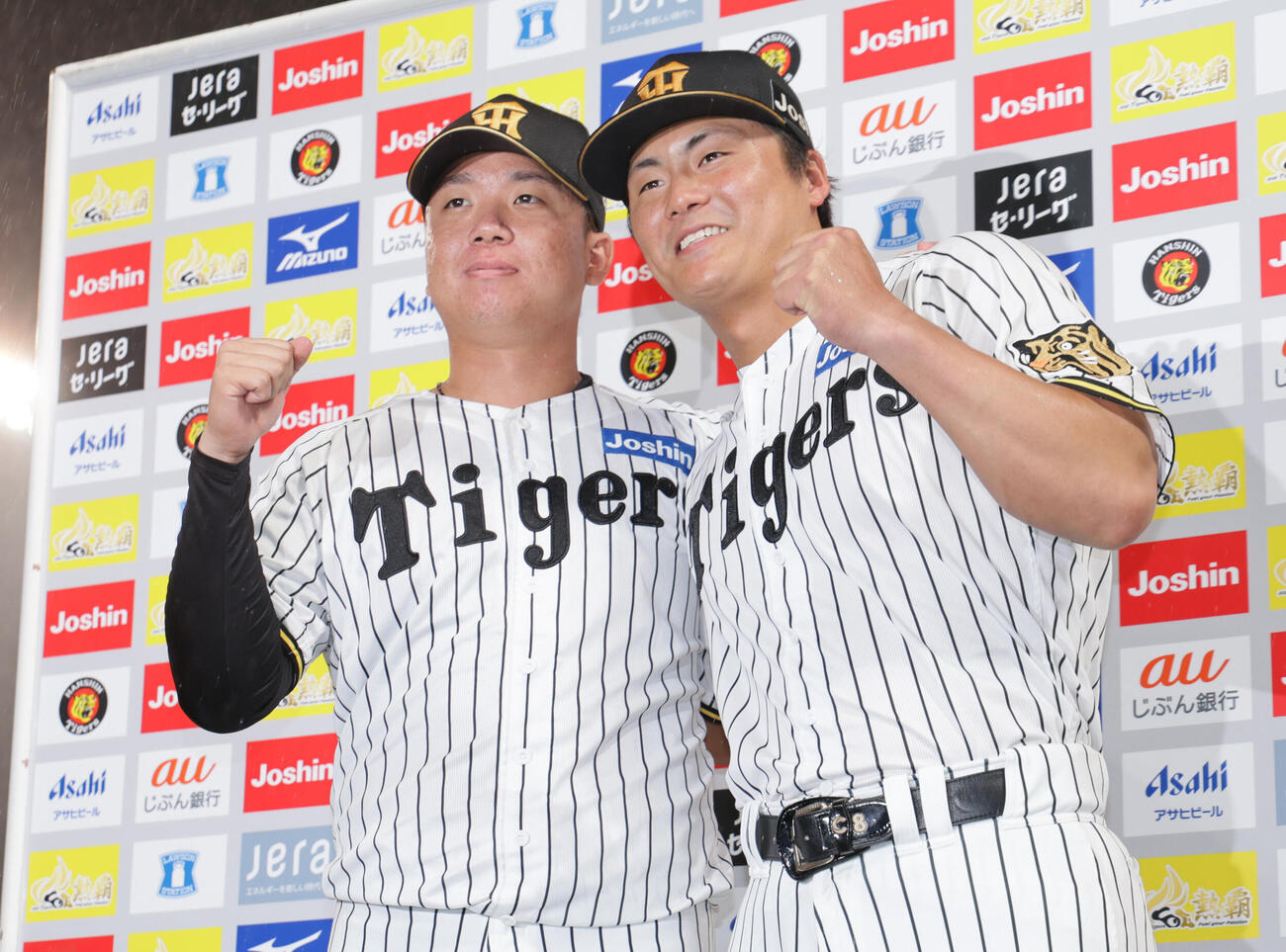 阪神対広島　お立ち台でポーズを取る阪神村上頌樹（左）と前川右京（撮影・宮崎幸一）