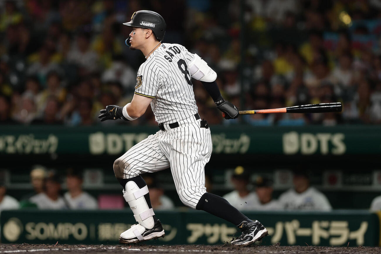 阪神対広島　5回裏阪神1死一、二塁、右前打を放つ佐藤輝明（撮影・前田充）
