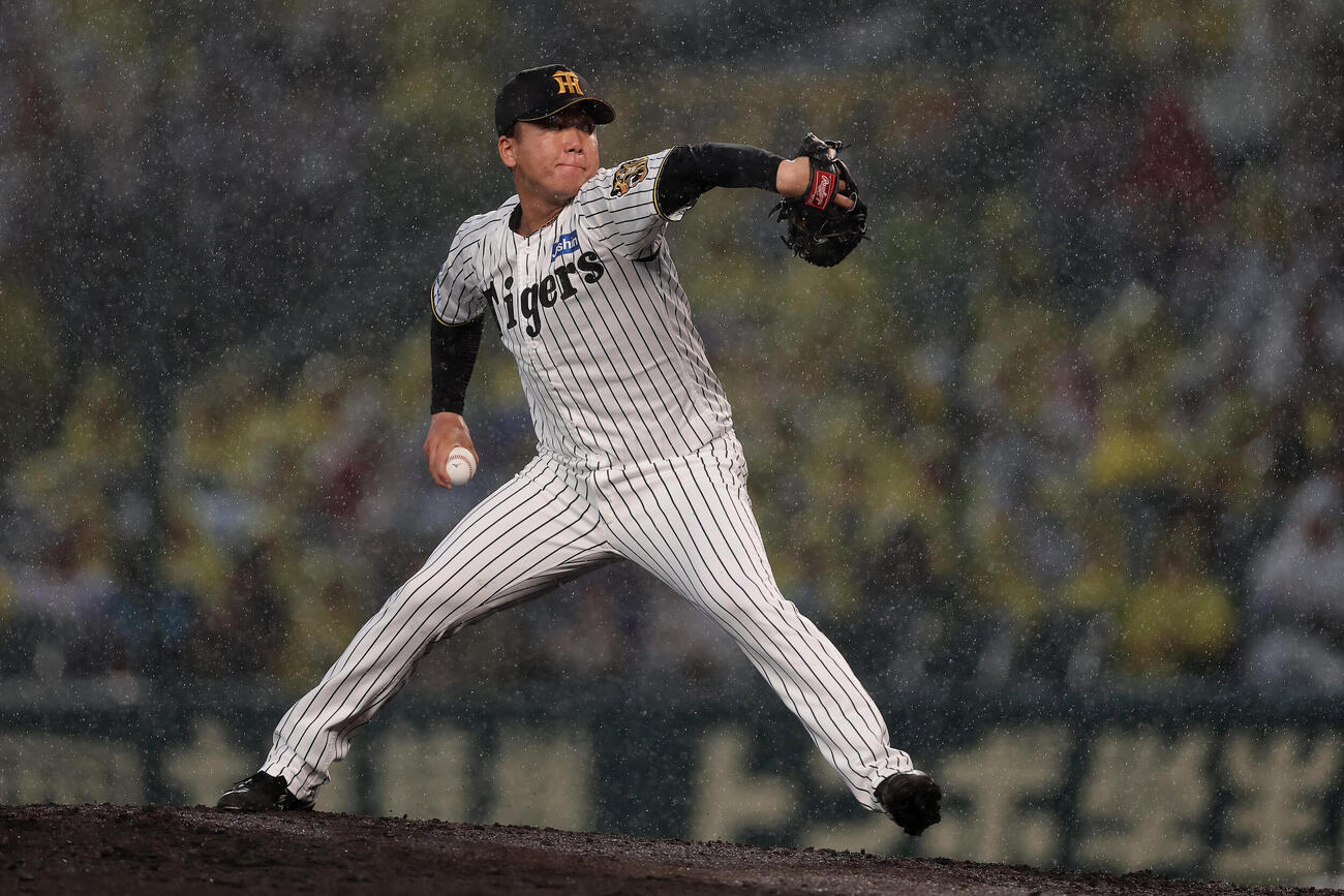 阪神対広島　4回表、雨脚が強まる中で力投する阪神先発の村上頌樹（撮影・前田充）