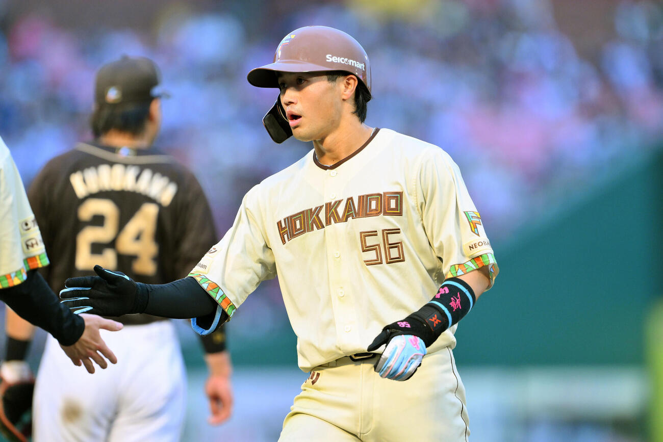 楽天対日本ハム　3回表日本ハム無死三塁、右前適時打を放った細川凌平（撮影・滝沢徹郎）