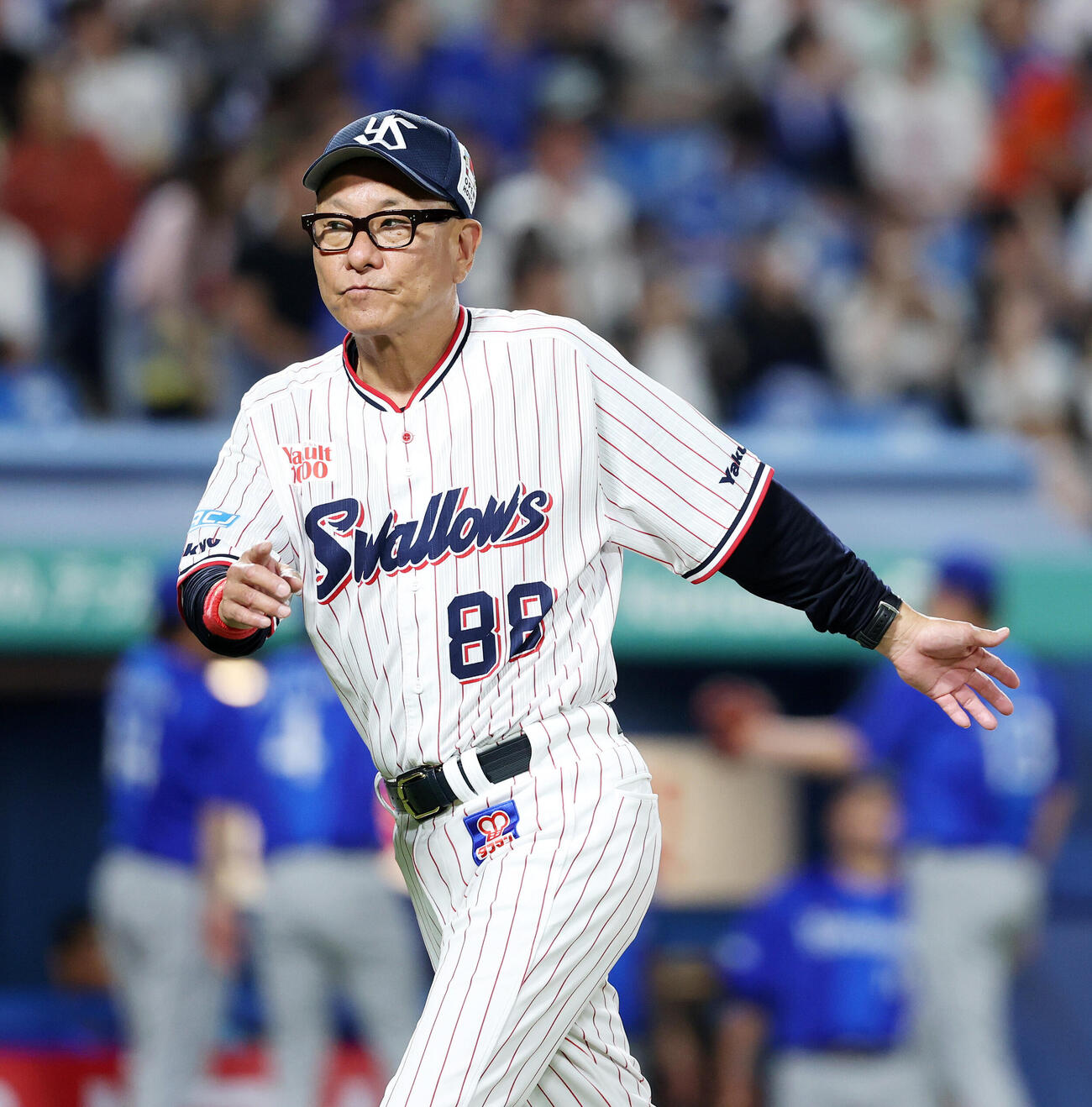 ヤクルト対DeNA 7回表、投手交代を告げるヤクルト池山隆寛監督（撮影・鈴木正人）
