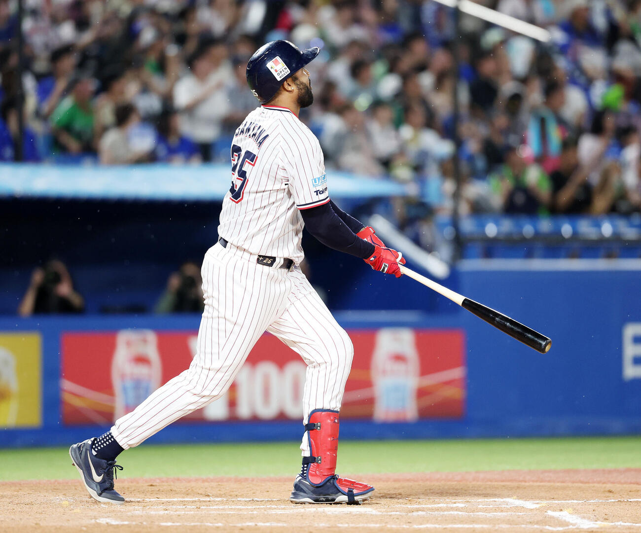 ヤクルト対DeNA 6回裏ヤクルト無死満塁、サンタナは満塁本塁打を放つ（撮影・鈴木正人）